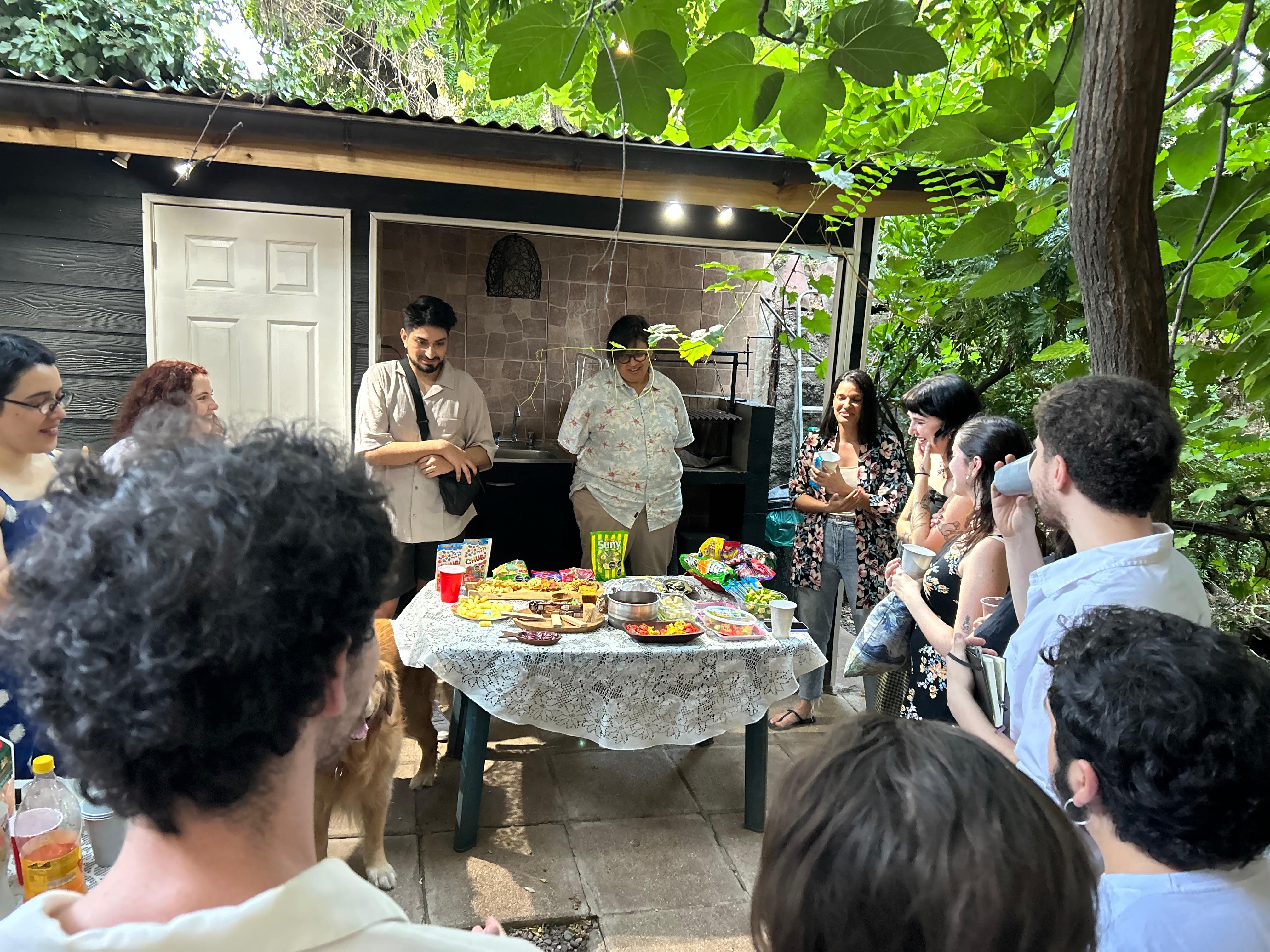 Encuentro del Cineclub Abarca en el patio de la Casa Taller.