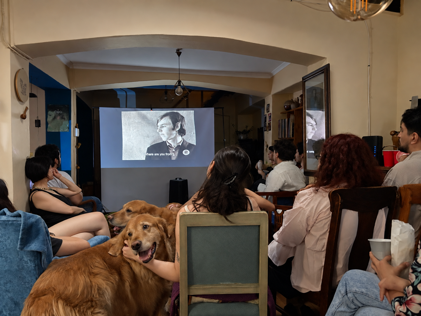 Asistentes viendo una película en una función del cineclub.